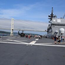 広大な飛行甲板とアイランド