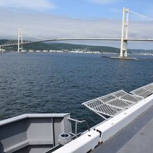 キャットウォーク越しの白鳥大橋の眺めは絶品ぢゃ