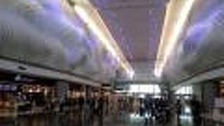 窓から山が見えます。飲食店の種類も豊富。