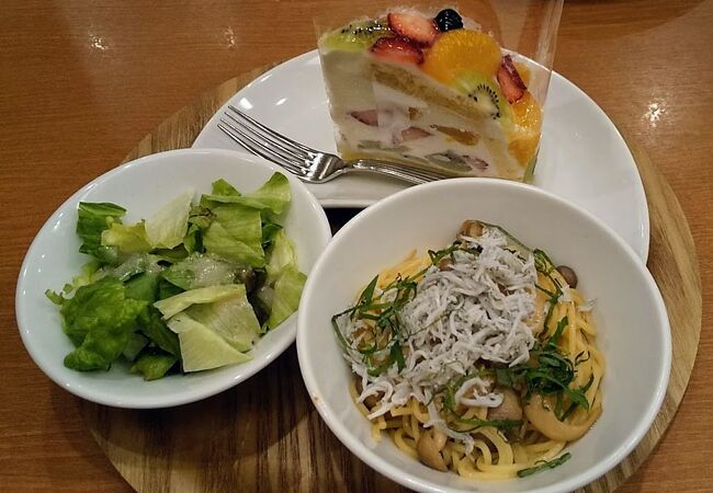 ケーキとハーフサイズパスタの選べるアソートメニューが嬉しい