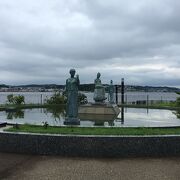 オリンピック記念噴水とモース記念碑