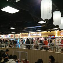 たこ焼き屋が並んでいます