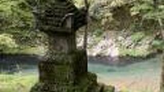 三尾の古刹のひとつです。自然の中に川の音が心地よいです。