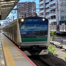 武蔵小杉駅、埼京線用E233系も多く使われてる。