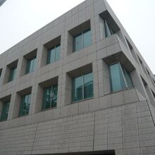 カナダ大使館の建物です。大使館の受付は、２階になります。
