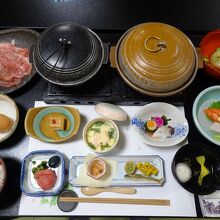 夕食です。左の鍋は飛騨牛のすき焼き、右は朴葉味噌焼き