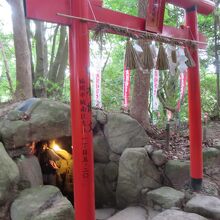 天開稲荷　奥の院の石室