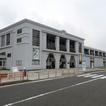 正式名は「門司税関一号上屋」という建物でした