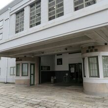 かつての玄関はこちらですが…