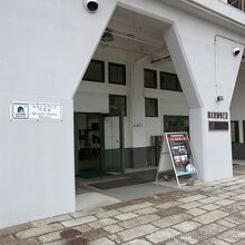 現在は道路沿いに開かれた側が主要な出入口になっています