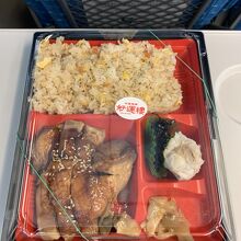 鶏照焼弁当です。チャーハンもなかなか良かった。