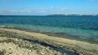 瀬底大橋を渡った場所にあるビーチ