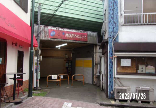 高架下の飲み屋街です。