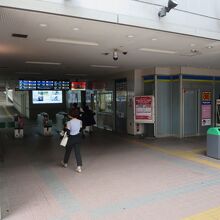 西鉄二日市駅東口改札口。