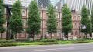 三菱１号館にあります