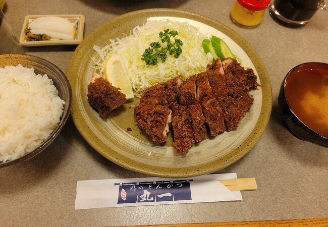 ボリューム満点ロースカツ定食