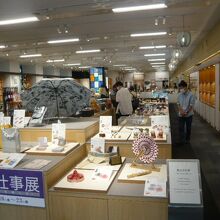 伝統工芸青山スクエアの内部です。展示場に工芸品が多くあります