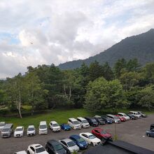 部屋からは駐車場越しに湯ノ湖が見える