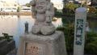 渡月橋のほとりで微笑んでいます