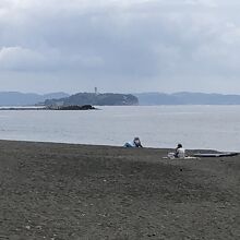 遠くに江ノ島が見える