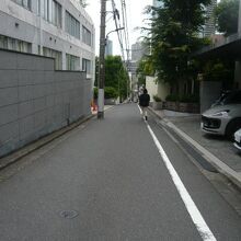 青山の新坂の様子です。坂の勾配は、緩やかです。長い坂です。