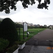 元町公園の近くにあります。