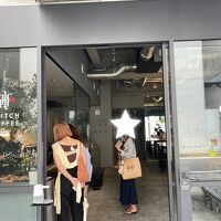 併設カフェカウンターとホテルフロントが被る