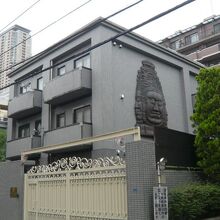 カンボジア王国大使館の建物です。壁にアンコールワットの絵が。