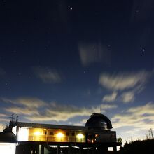 天文台と星空。