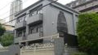 カンボジア王国は、王制の国で、ＡＳＥＡＮ諸国連合の一つです。大使館は、赤坂にあります。