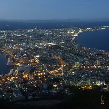 両端が海で挟まれた函館市街地の夜景