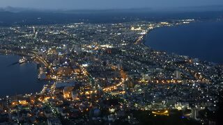 函館山から望む100万ドルの夜景は一見の価値があります。