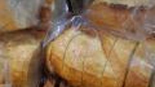 駅改札から真っ直ぐのビルの中にあります