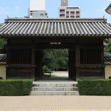 さて「山門」から境内に入ると…