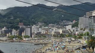 海水浴客が集まる熱海のビーチ