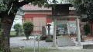 背の低い石の鳥居と祠が２つ