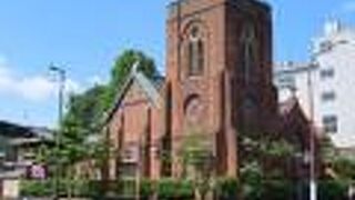 煉瓦造りの立派な聖堂がとても目を引きます