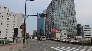 土佐堀川に架かり、なにわ筋が通っています