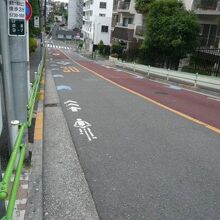 檜坂の南側付近の様子です。檜坂の南側周辺は、勾配が急です。