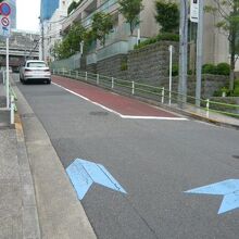 檜坂の南側です。坂の南側に六本木通りと高速道路が見えます。