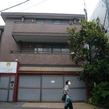 シリア・アラブ共和国大使館です。国旗掲揚塔が右側に見えます。