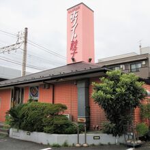 千代田線、常磐線からもこのピンクの塔が見えます