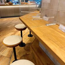 イートインスペースは狭め