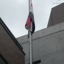 一般的に国旗は、向かって左側にあるべきですが、右側にあります