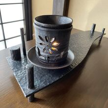 部屋では茶葉のお香がたかれていました