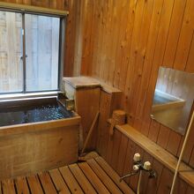 １階和室のお風呂はかけ流しの温泉です。