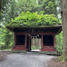 参道の中間に位置する随神門