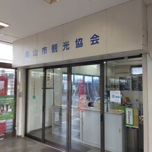 関駅の駅舎内にあります。