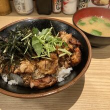 炭火焼鳥丼です。