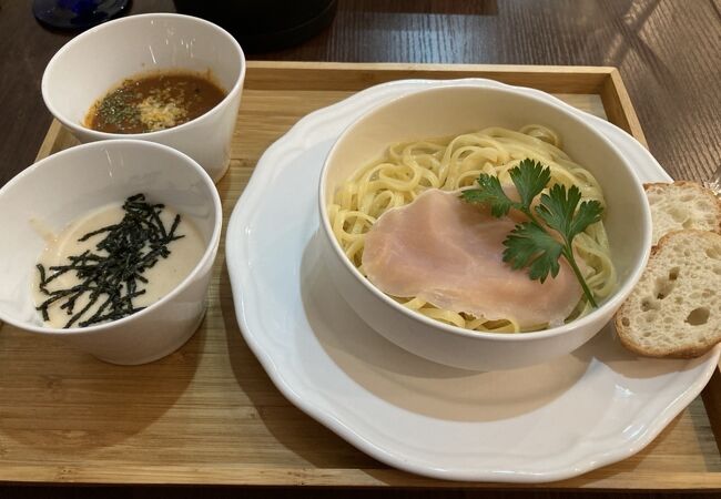 つけパスタに惹かれて店内へ！セレブな雰囲気の中でいただく